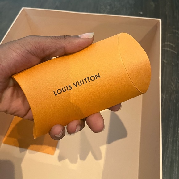 Men's Louis Vuitton Sneakers - Picture 7 of 8